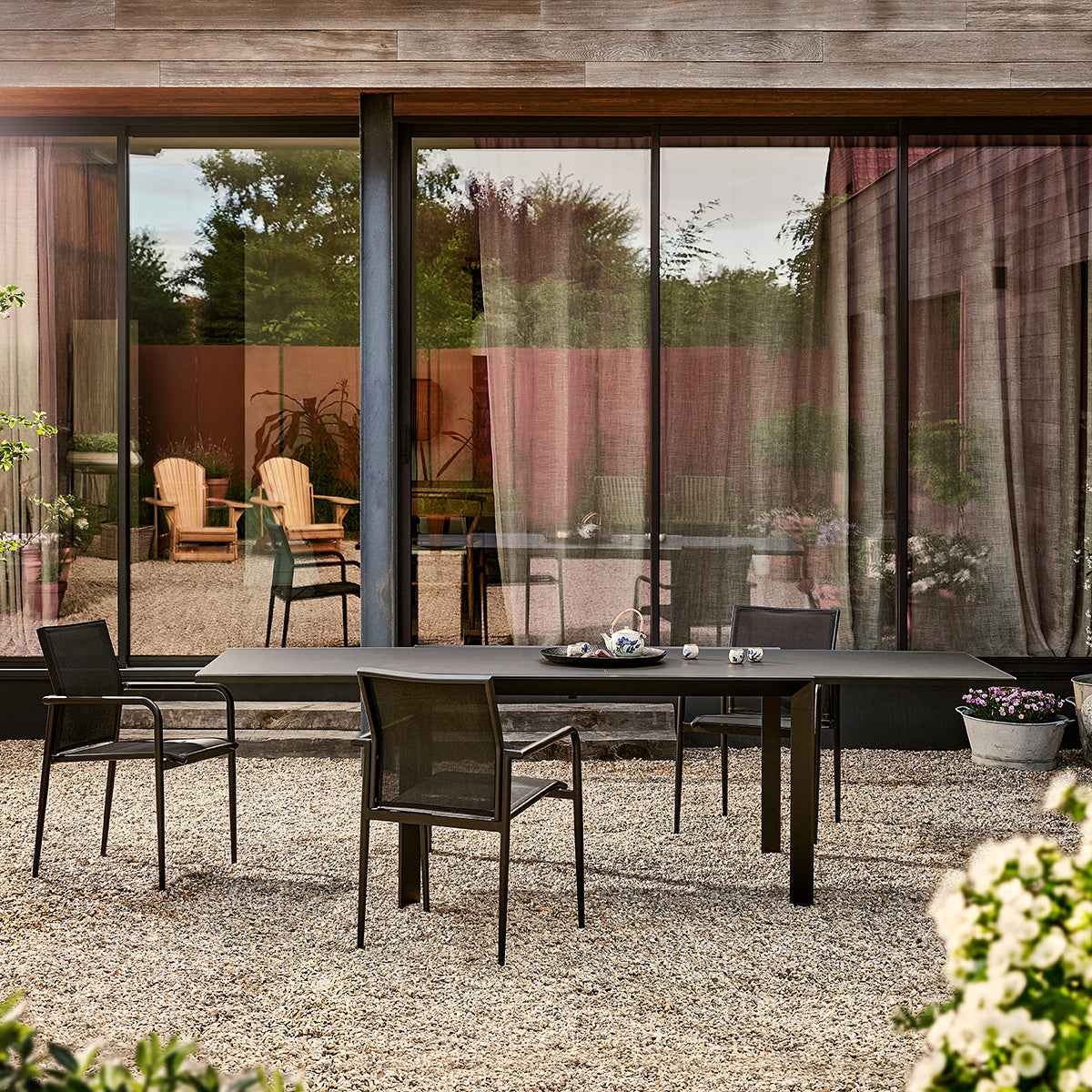 BASALT - Table de jardin en aluminium et verre extensible noir 6/10 pers.