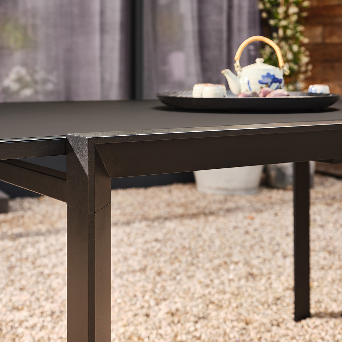 BASALT - Table de jardin en aluminium et verre extensible noir 6/10 pers.