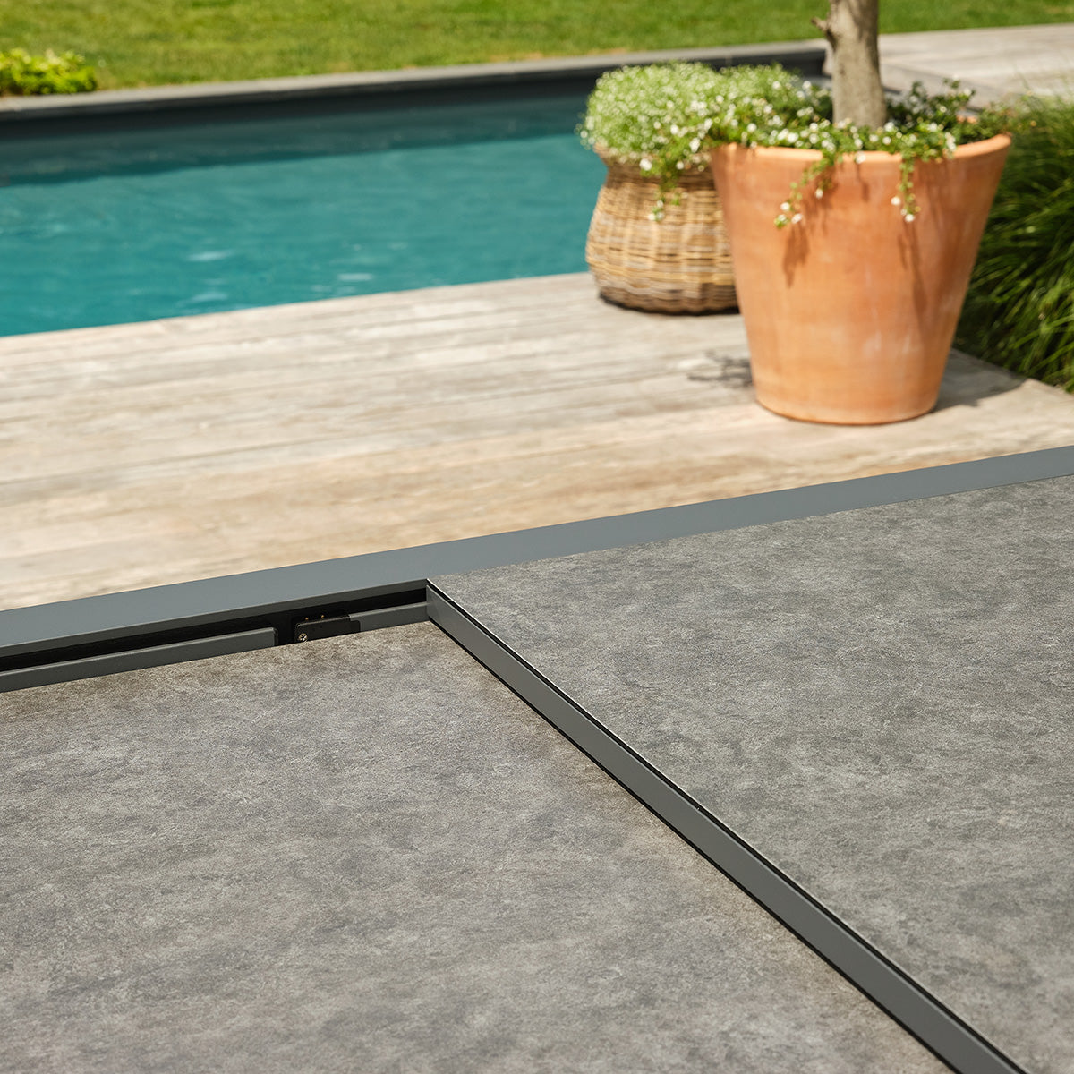 BASALT - Table de jardin en aluminium et verre extensible gris 6/10 pers.