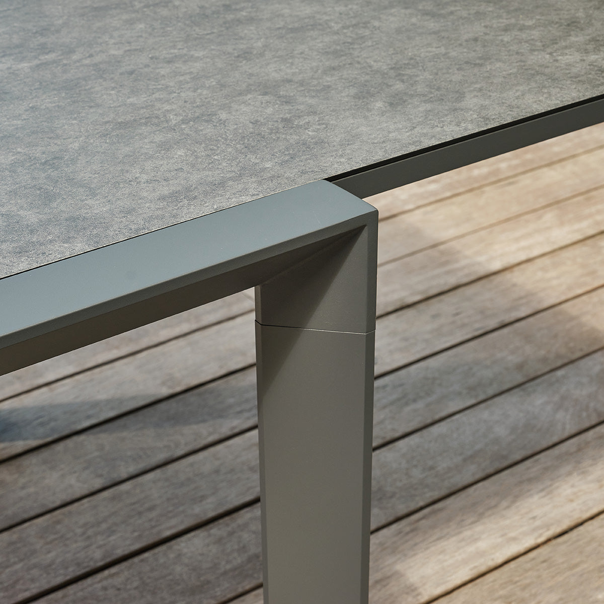 BASALT - Table de jardin en aluminium et verre extensible gris 6/10 pers.
