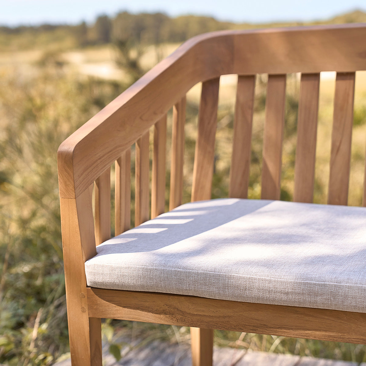 BARI - Banc de jardin arrondi en teck massif 150 cm avec coussin