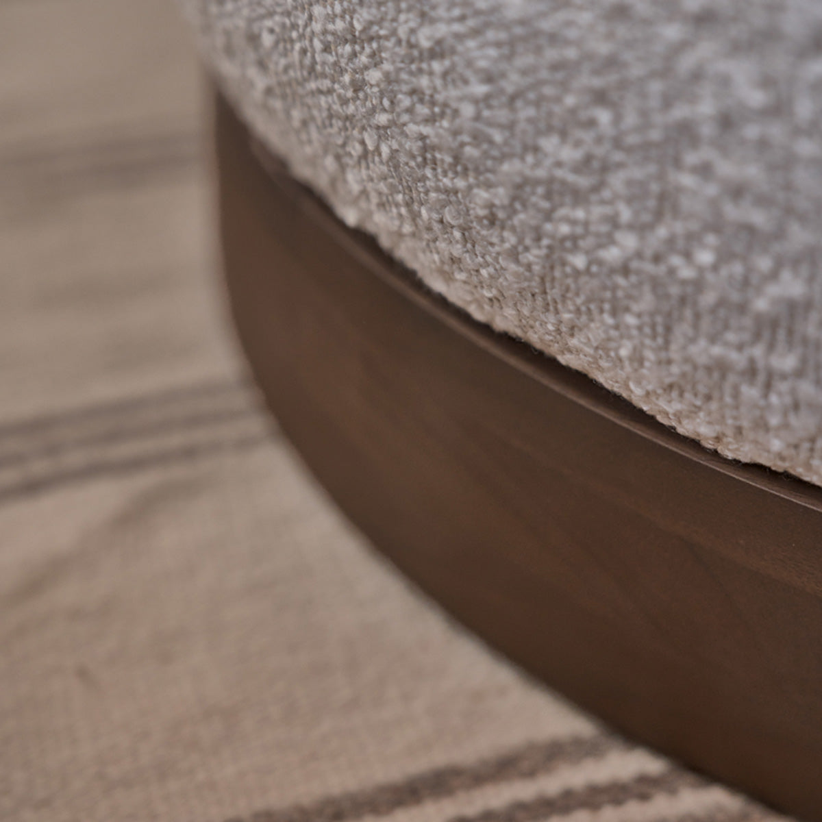 TANE - Pouf en mindi massif et tissu bouclette blanc Ø55 cm