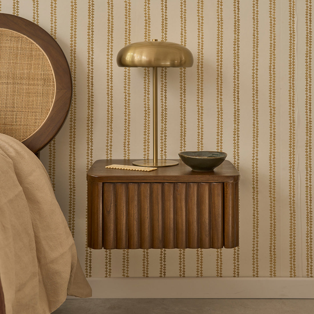 TRINIDAD - Table de chevet suspendue en bois de mindi 45 cm