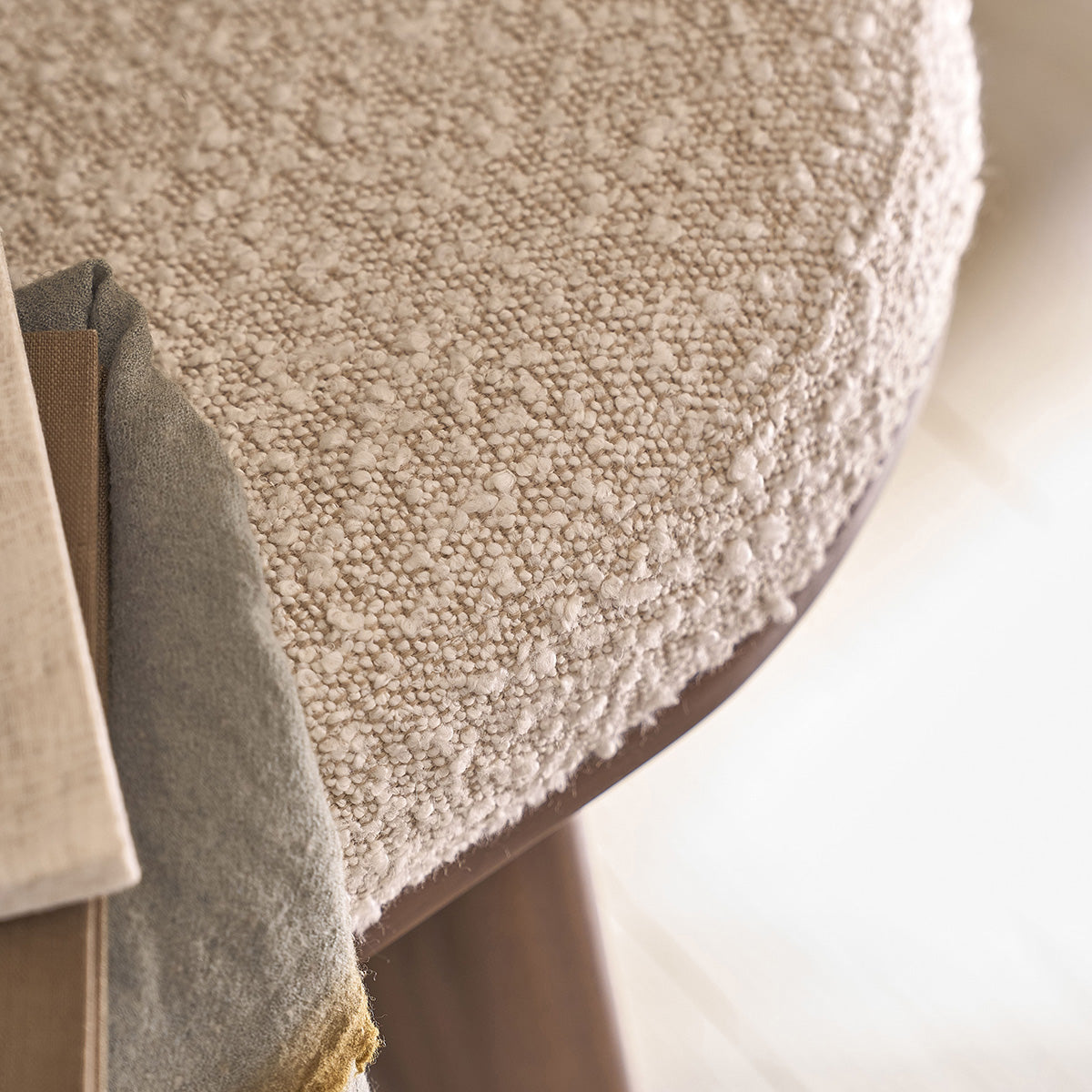 MARLOW - Banc en mindi massif finition noyer et tissu bouclette 120 cm