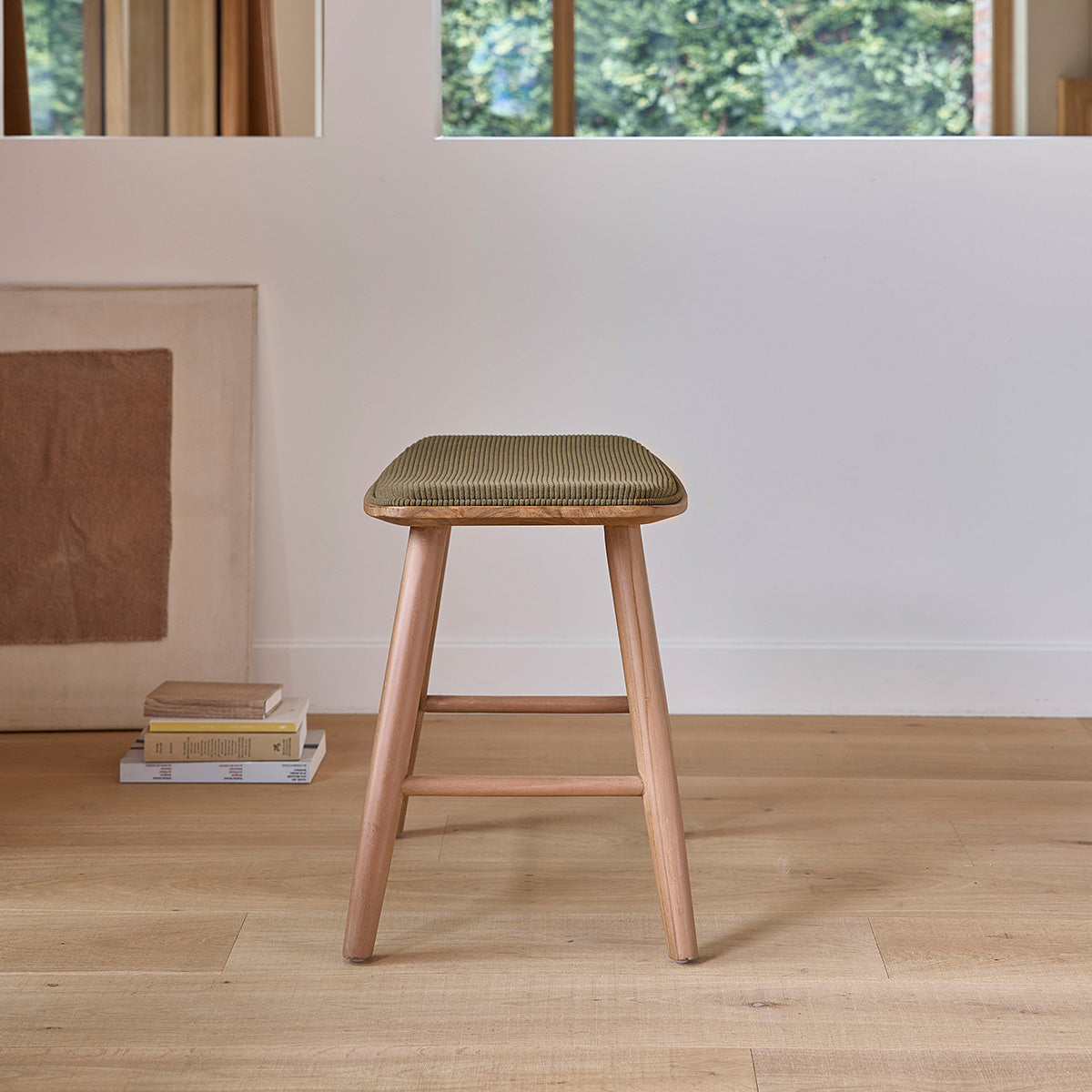 TCB0014-lot_de_2_tabourets_de_bar_en_bois_de_teck_assise_velours_cotele_45_cm-05.jpg
