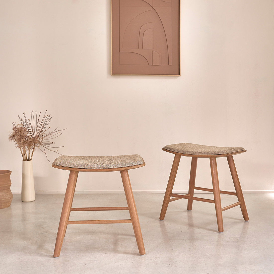 AMBRE - Lot de 2 tabourets en teck massif et velours grège 45 cm