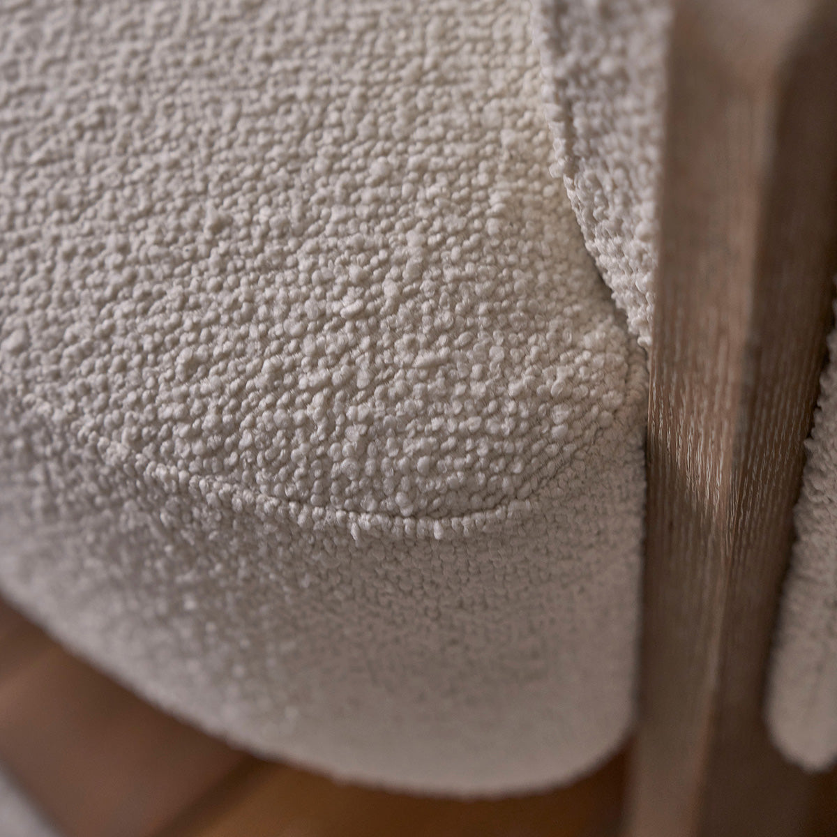 MALO - Fauteuil en chêne massif et tissu bouclette écrue