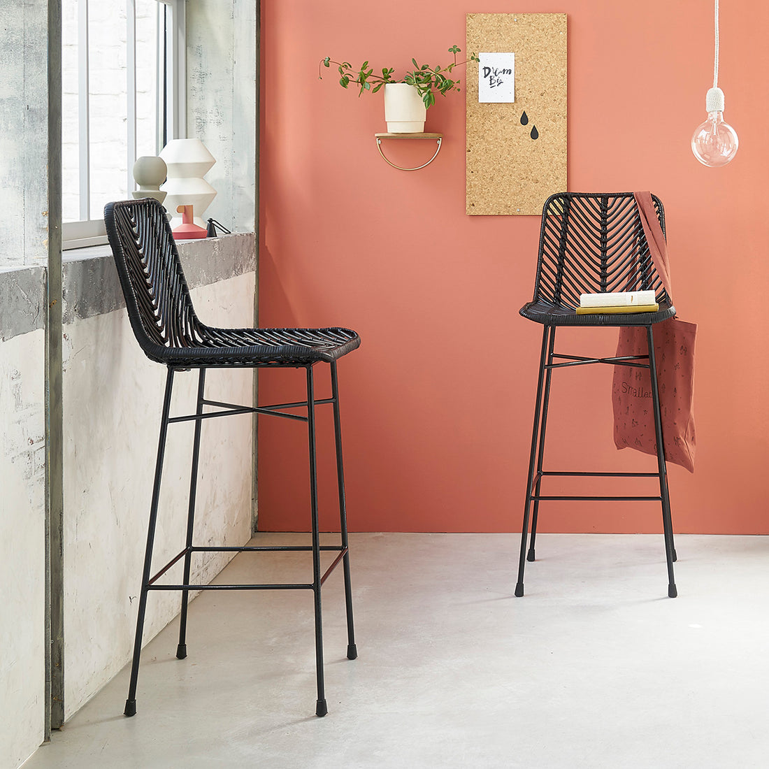 BOHEMA - Lot de 2 tabourets de bar en rotin et métal noirs