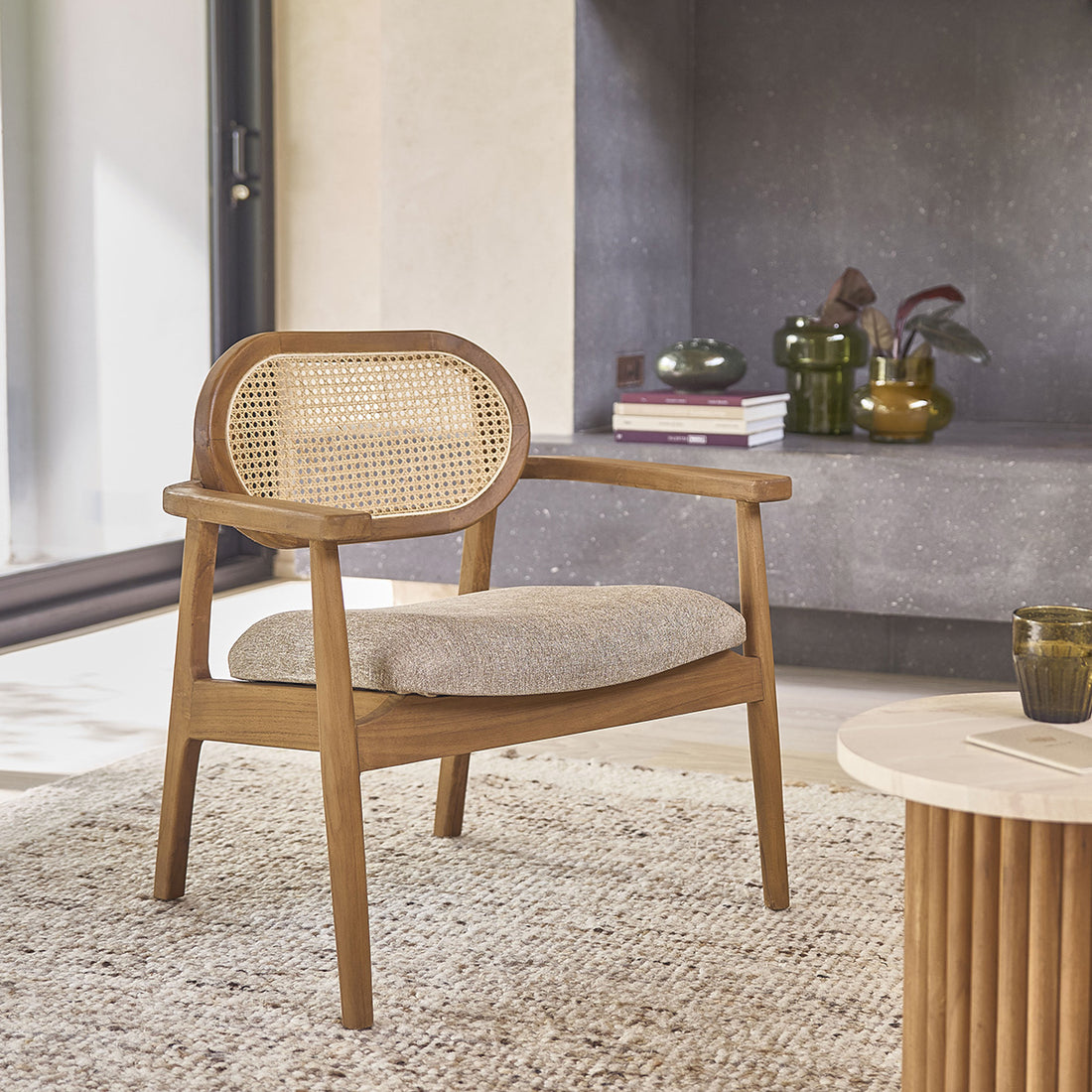 SABI - Fauteuil en teck massif, cannage et tissu grège