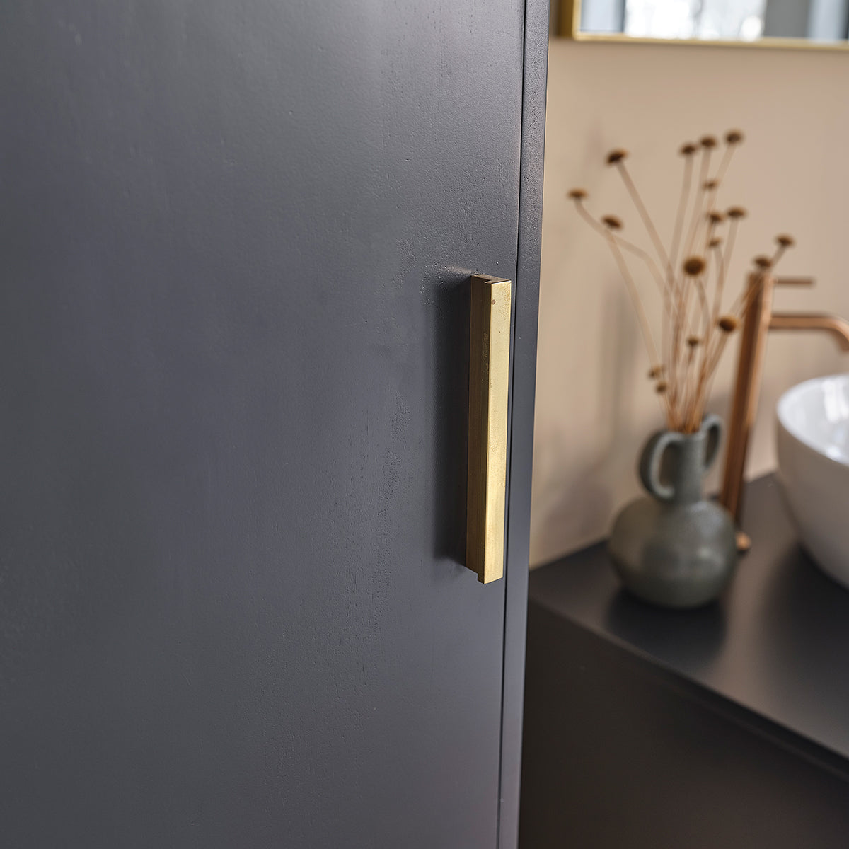 LUNA - Colonne de salle de bain noire en bois d'acacia 130 cm