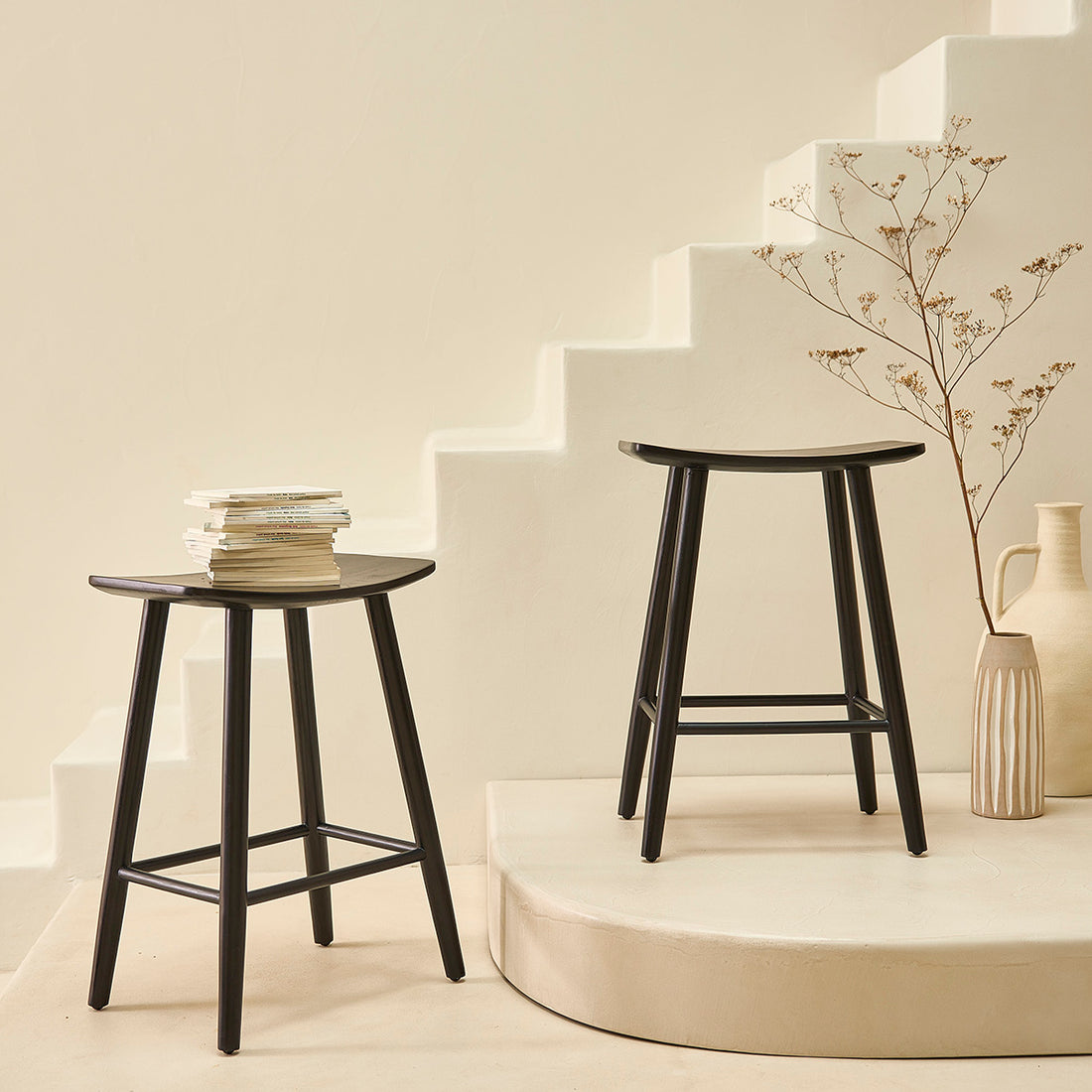 AMBRE - Lot de 2 tabourets en teck massif noir 65 cm