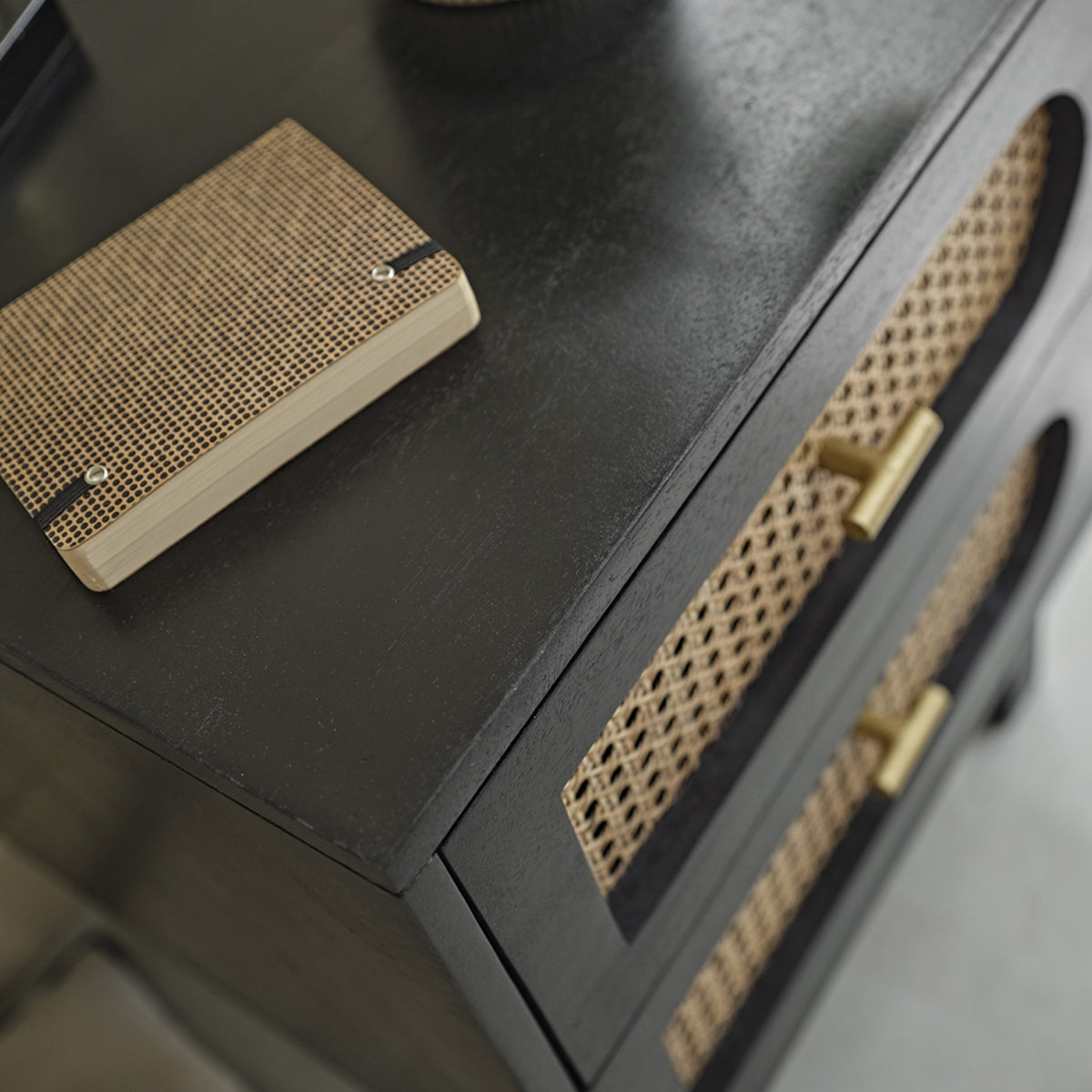 ZULMA - Table de chevet en manguier massif et cannage 45 cm