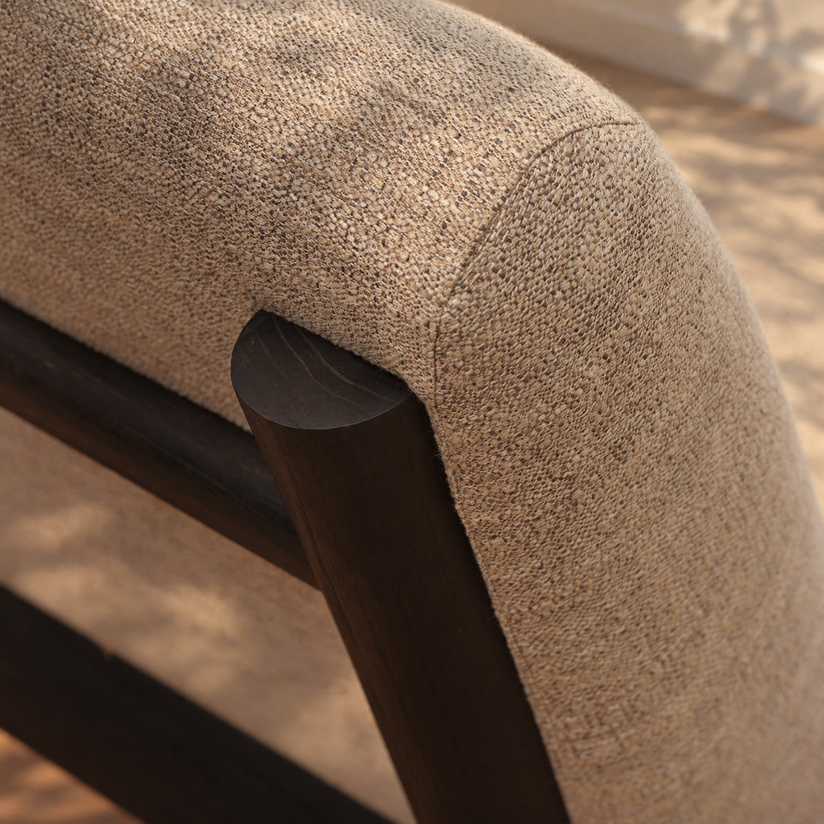 ANOUK - Fauteuil en mindi massif noir et tissu grège chiné