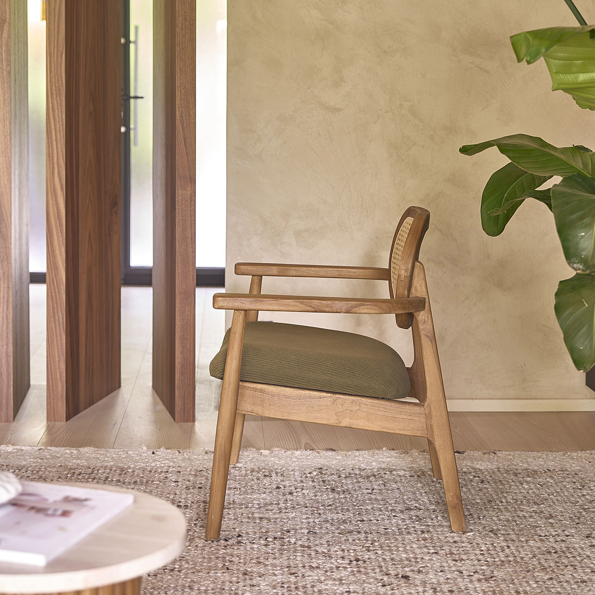 SABI - Fauteuil en teck massif, cannage et tissu velours côtelé kaki