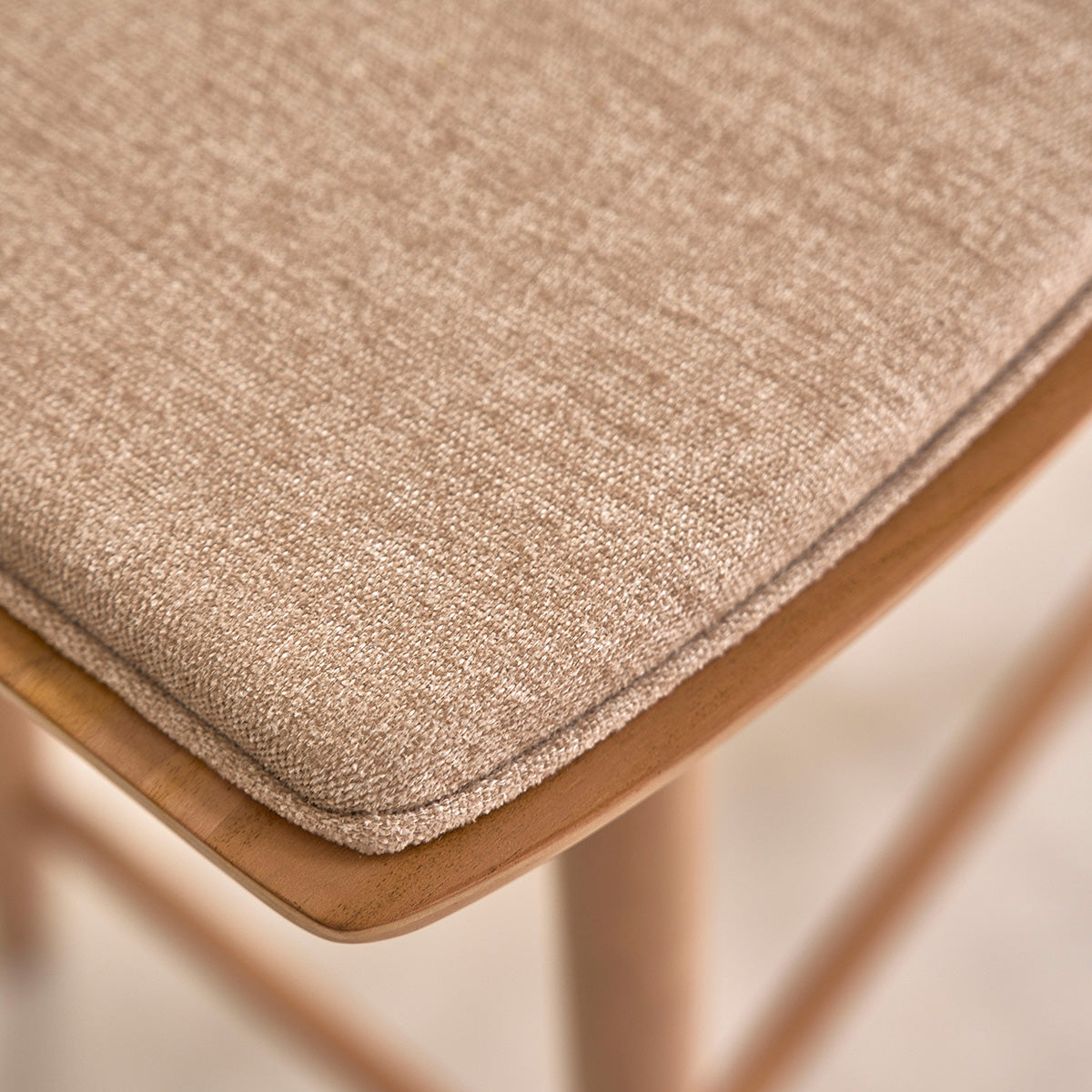 AMBRE - Lot de 2 tabourets en teck massif et velours grège 65 cm