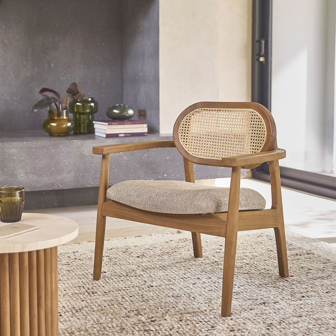 SABI - Fauteuil en teck massif, cannage et tissu grège
