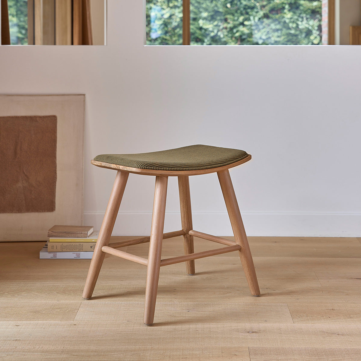 AMBRE - Lot de 2 tabourets de bar en bois de teck assise velours côtelé 45 cm