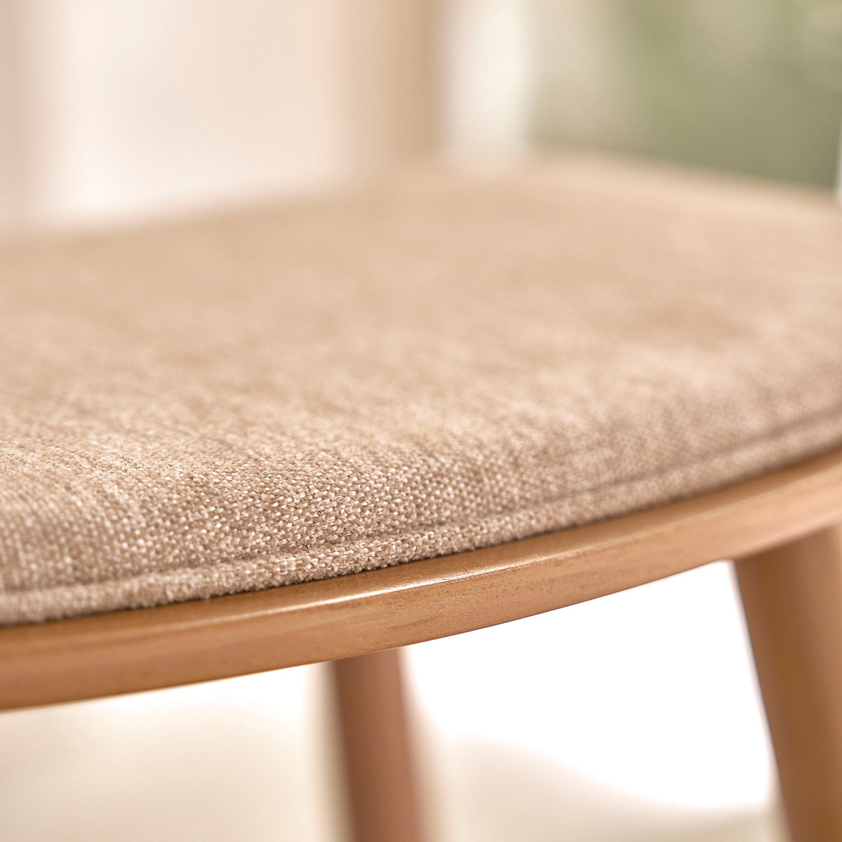 AMBRE - Lot de 2 tabourets en teck massif et velours grège 65 cm