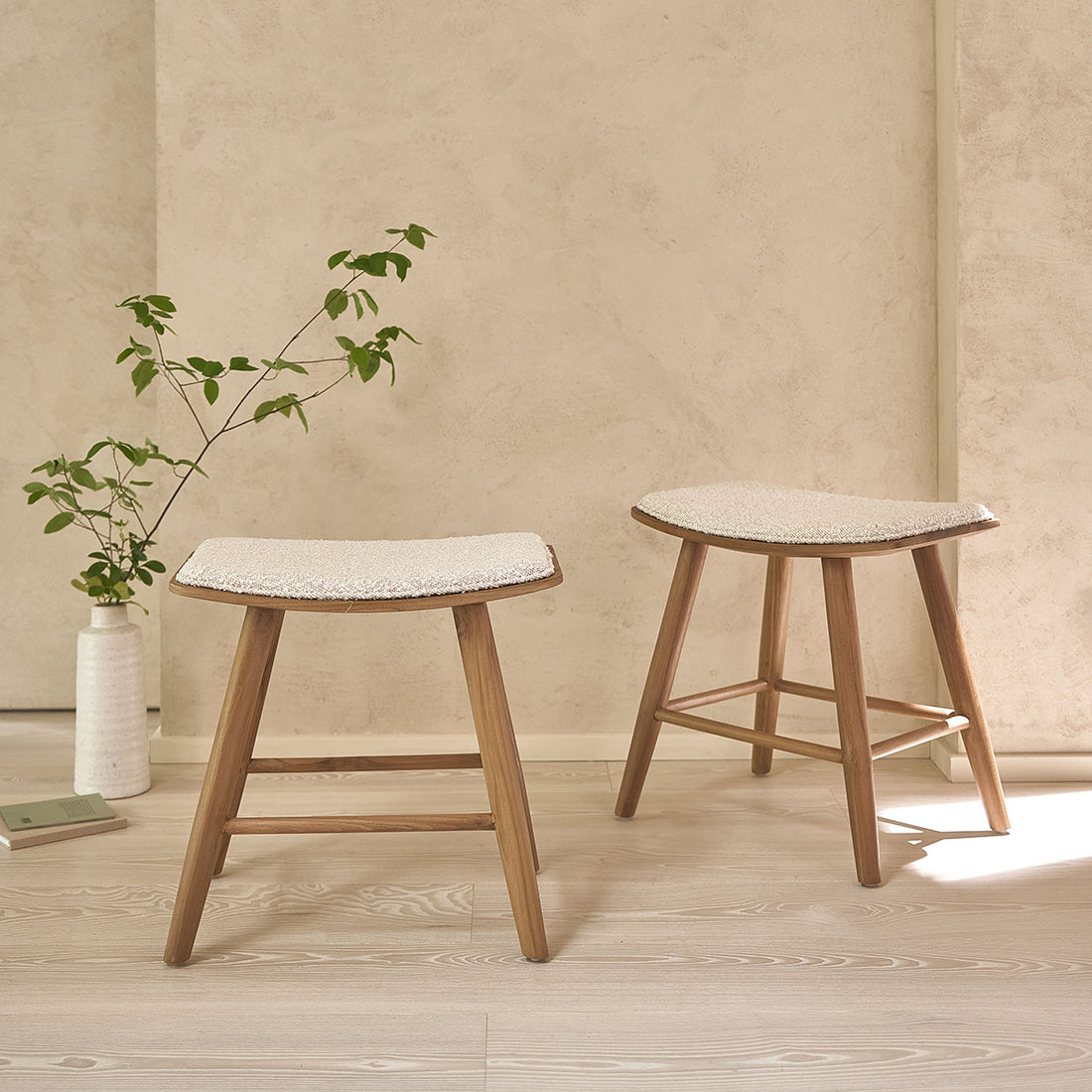 AMBRE - Lot de 2 tabourets de bar en teck massif et tissu bouclette 45 cm