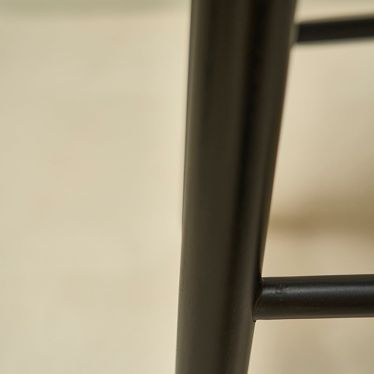 AMBRE - Lot de 2 tabourets en teck massif noir 65 cm