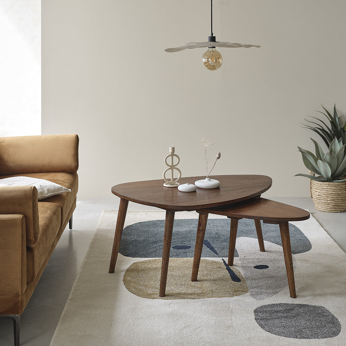 BRUNE - Lot de tables basses en mindi massif finition noyer