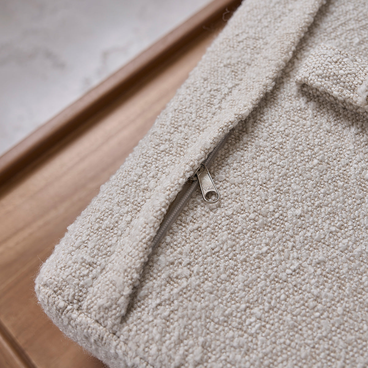 THÉODORE - Banc en teck massif et tissu bouclette 140 cm