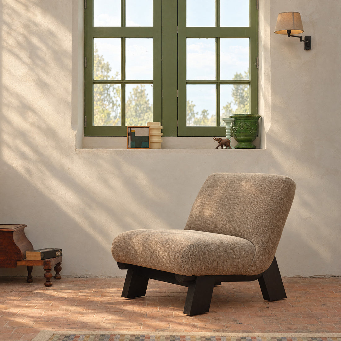 ANOUK - Fauteuil en mindi massif noir et tissu grège chiné