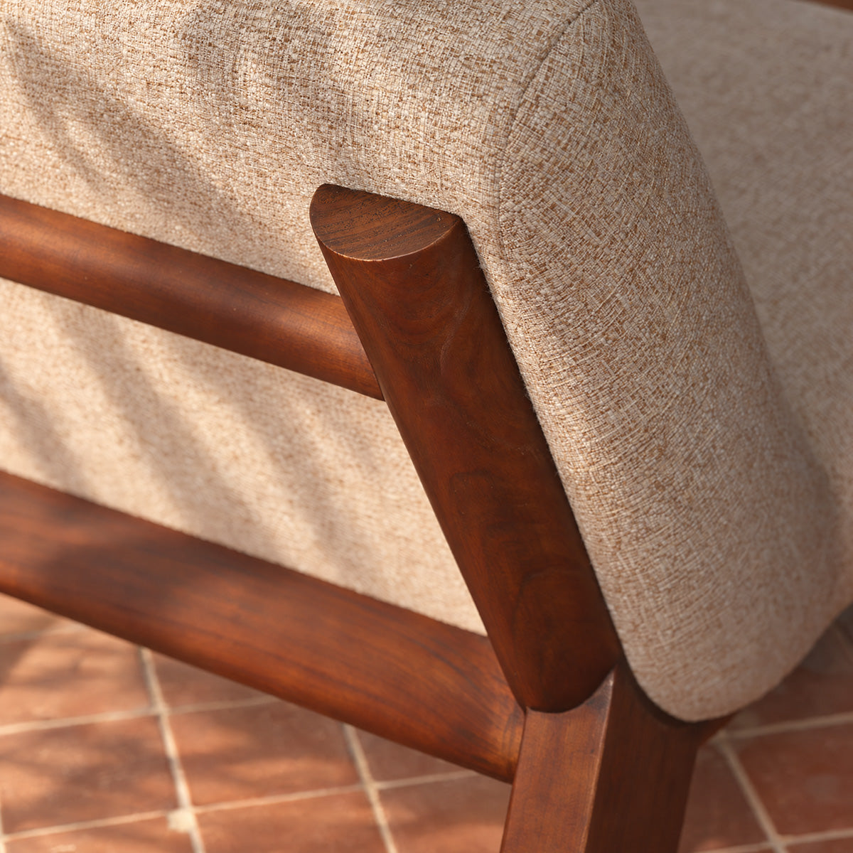 ANOUK - Fauteuil en mindi massif et tissu beige chiné
