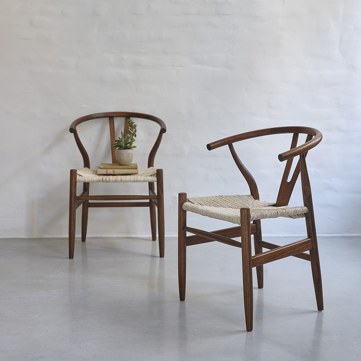 CAMILLE - Chaise en mindi massif finition noyer et corde naturelle