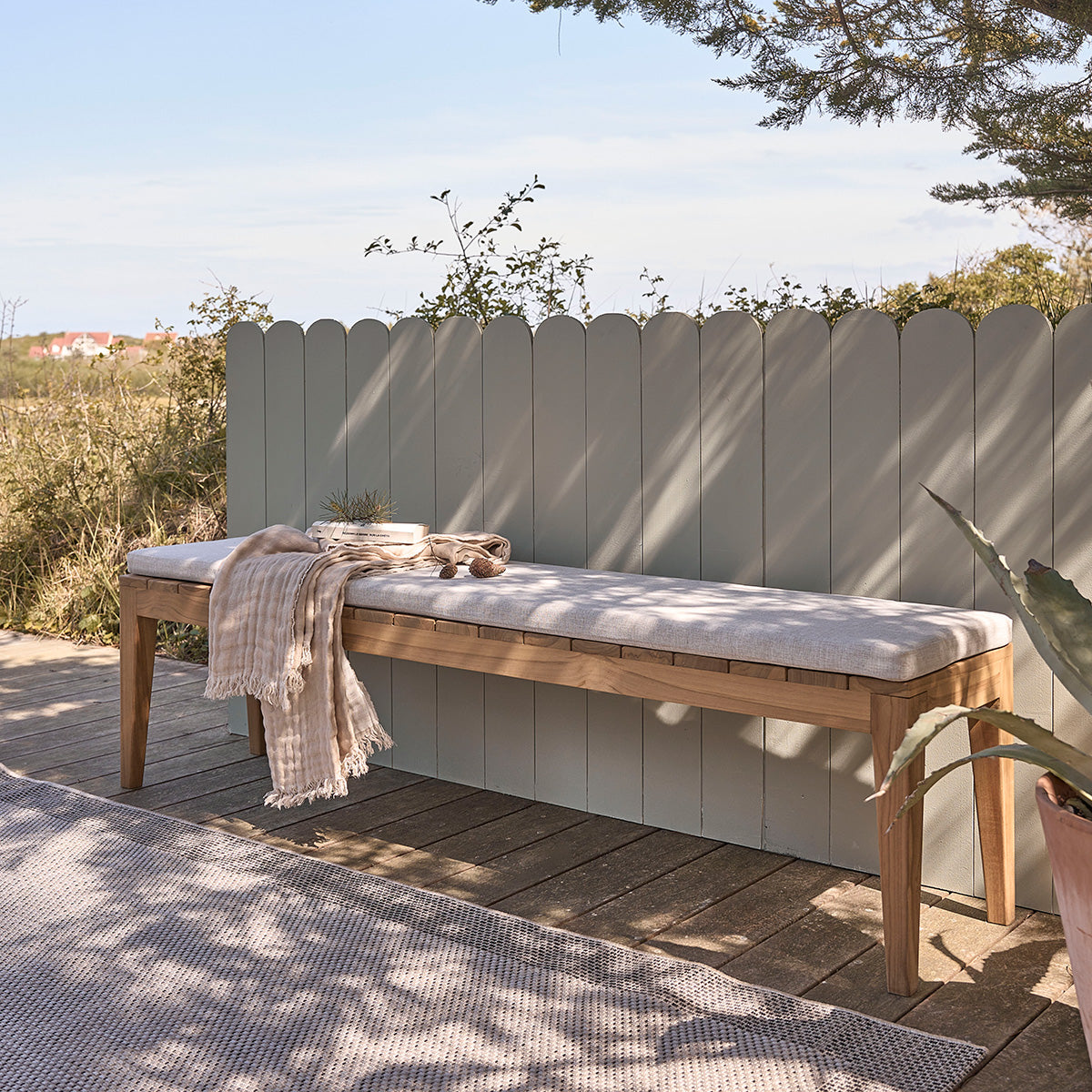 BARI - Banc de jardin en teck massif 180 cm avec coussin