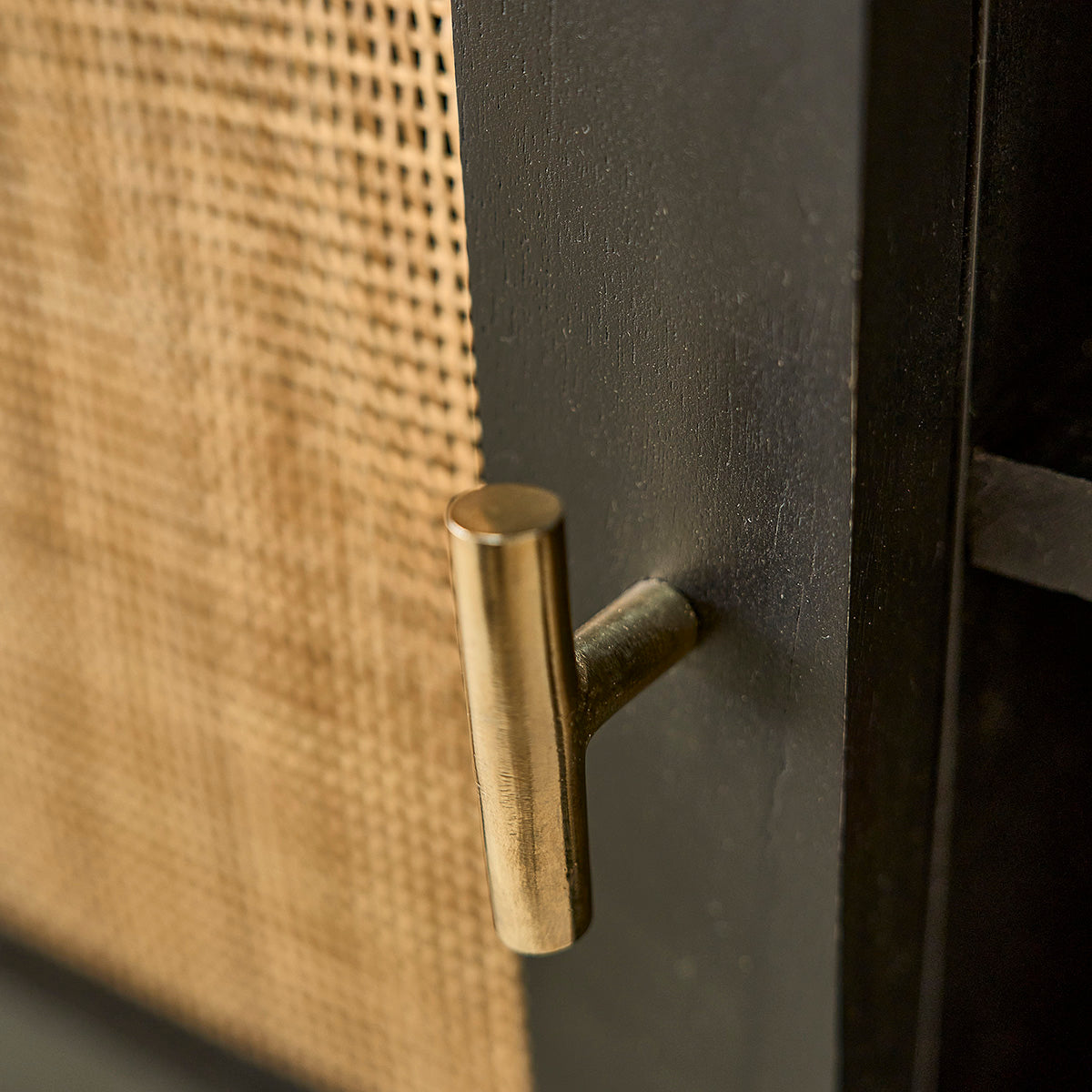 BLAISE - Meuble TV en manguier massif noir et cannage 140 cm