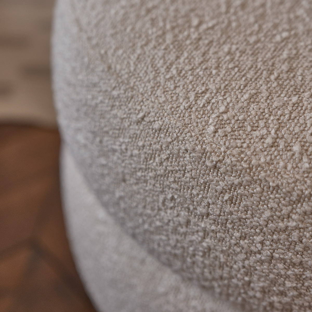 TANE - Pouf en mindi massif et tissu bouclette blanc Ø55 cm