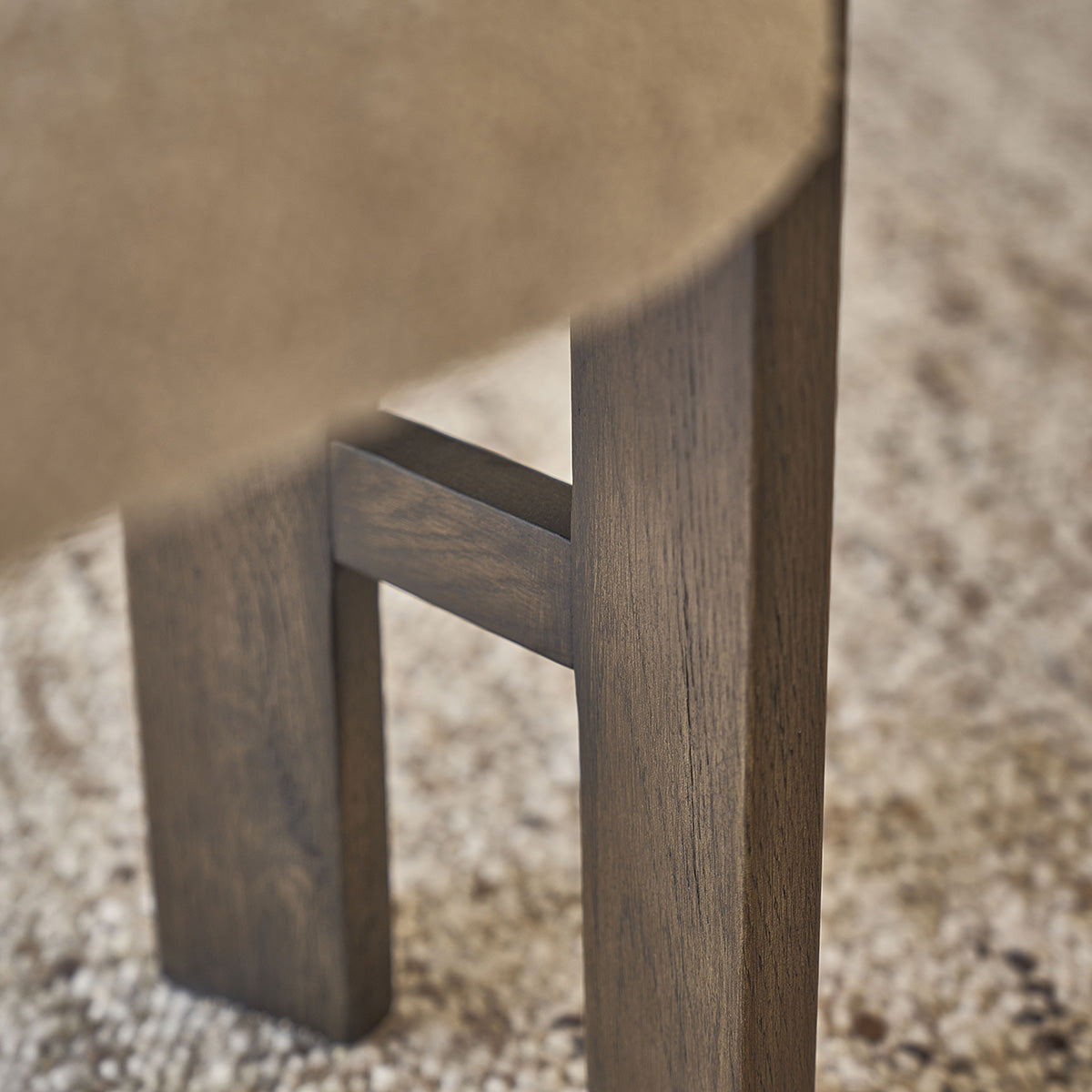 NOÉ - Chaise en chêne massif marron et tissu bouclette beige