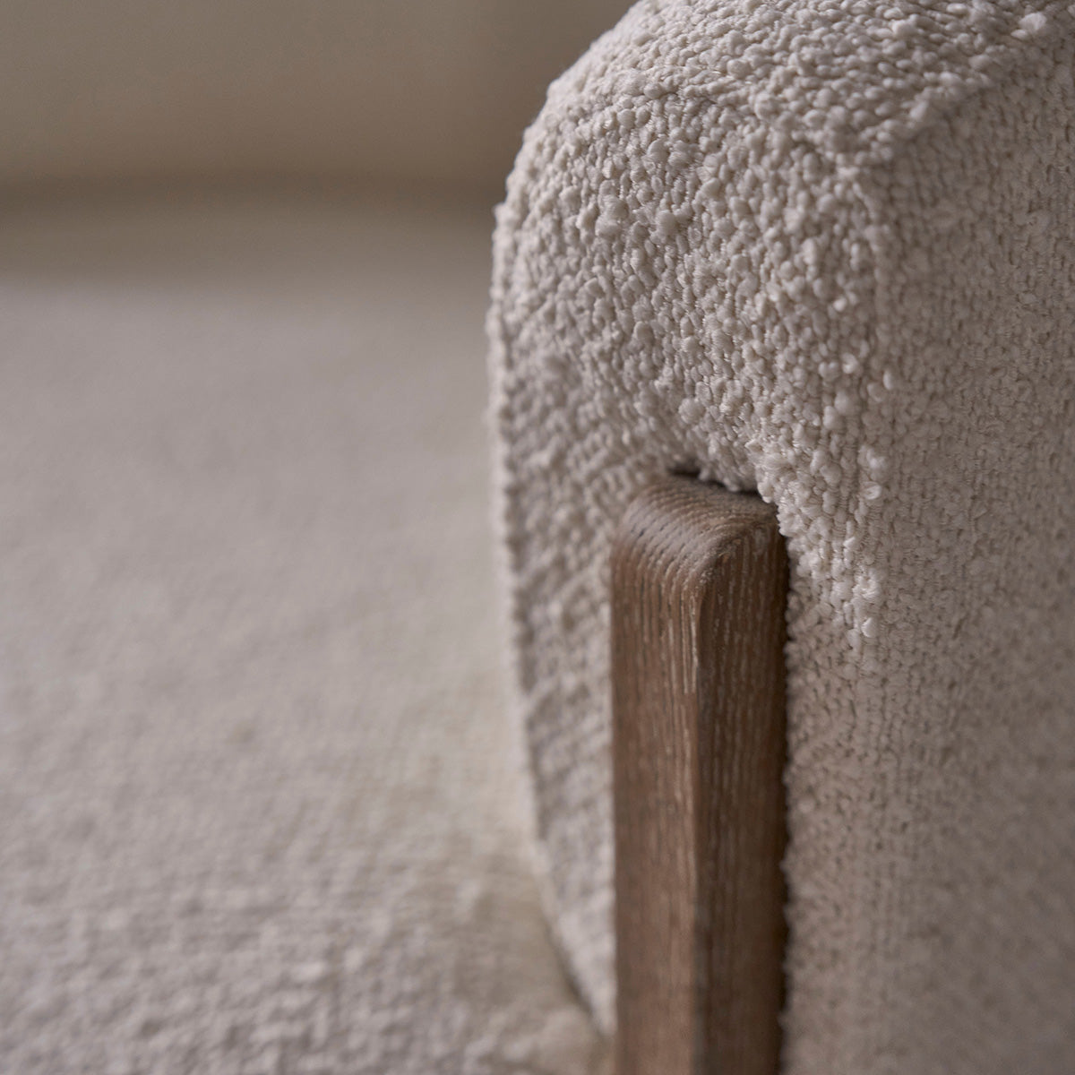 MALO - Fauteuil en chêne massif et tissu bouclette écrue