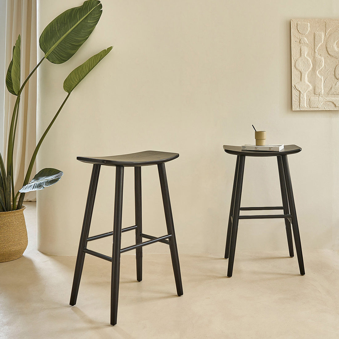 AMBRE - Lot de 2 tabourets en teck massif noir 75 cm