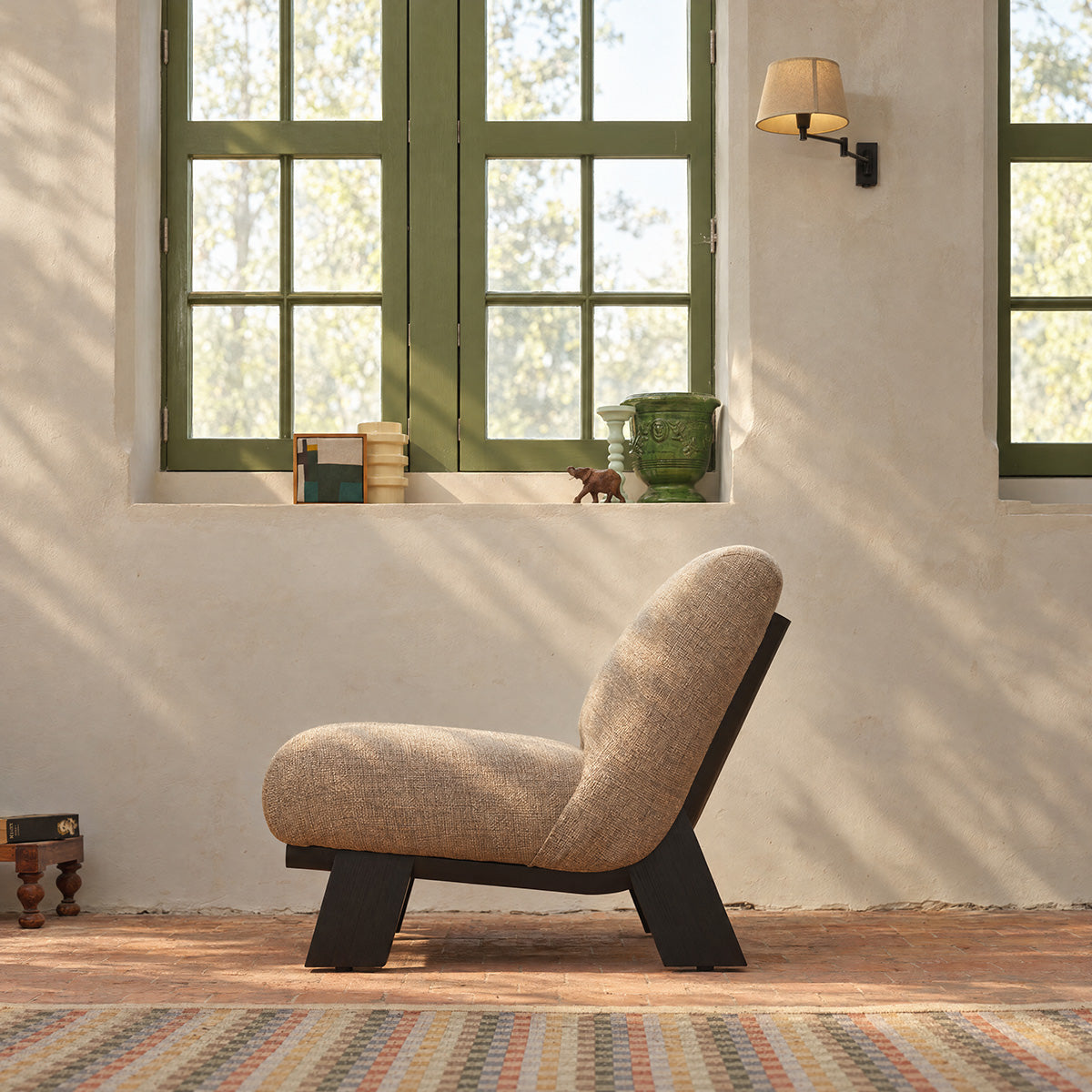 ANOUK - Fauteuil en mindi massif noir et tissu grège chiné