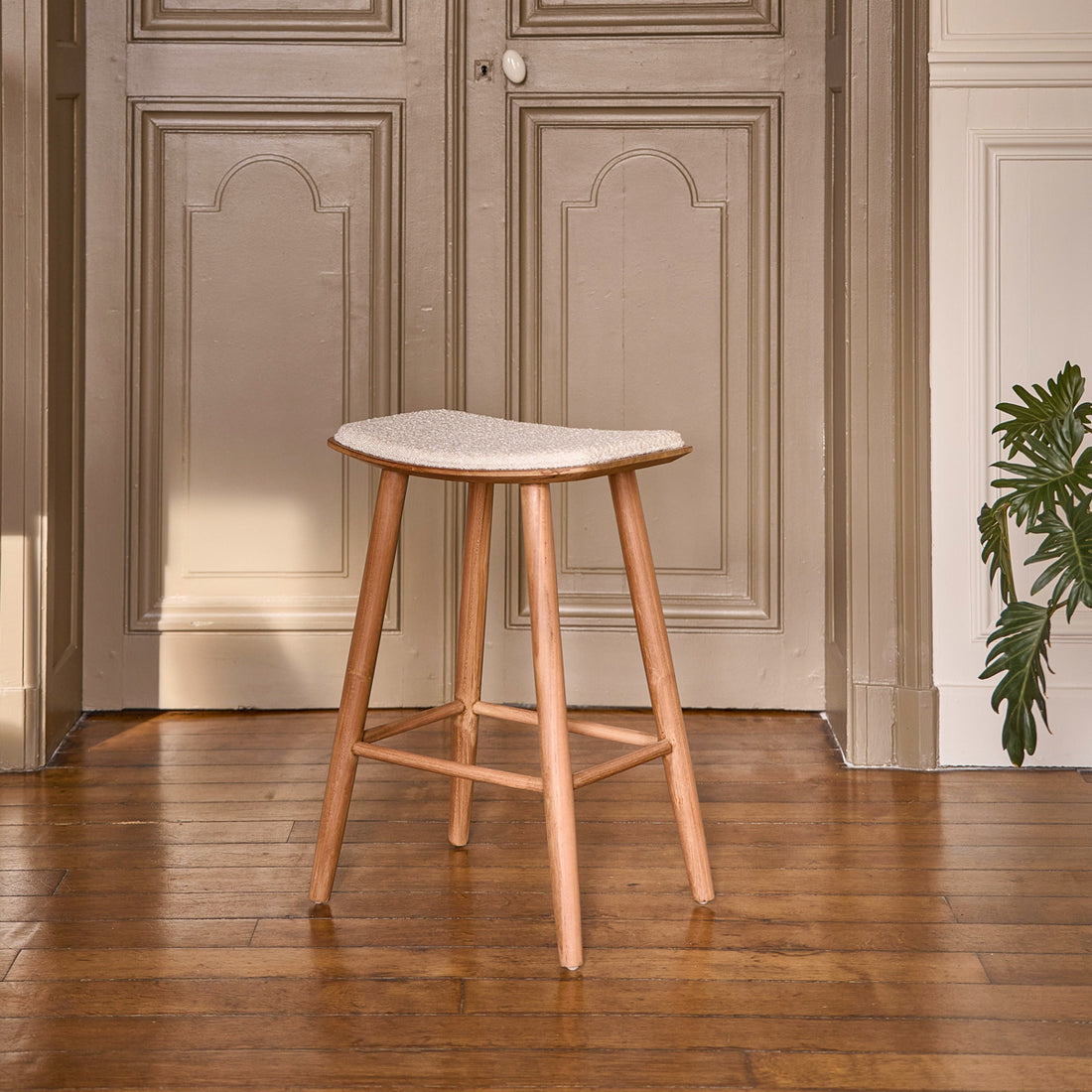 AMBRE - Tabouret en teck massif assise bouclette 65 cm