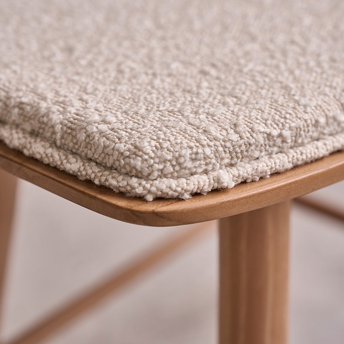 AMBRE - Lot de 2 tabourets en teck massif et tissu bouclette 45 cm