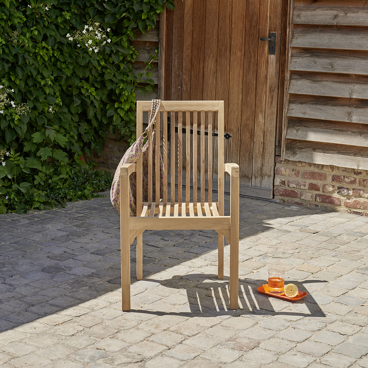 MALTE - Fauteuil de jardin en teck massif empilables (lot de 2)