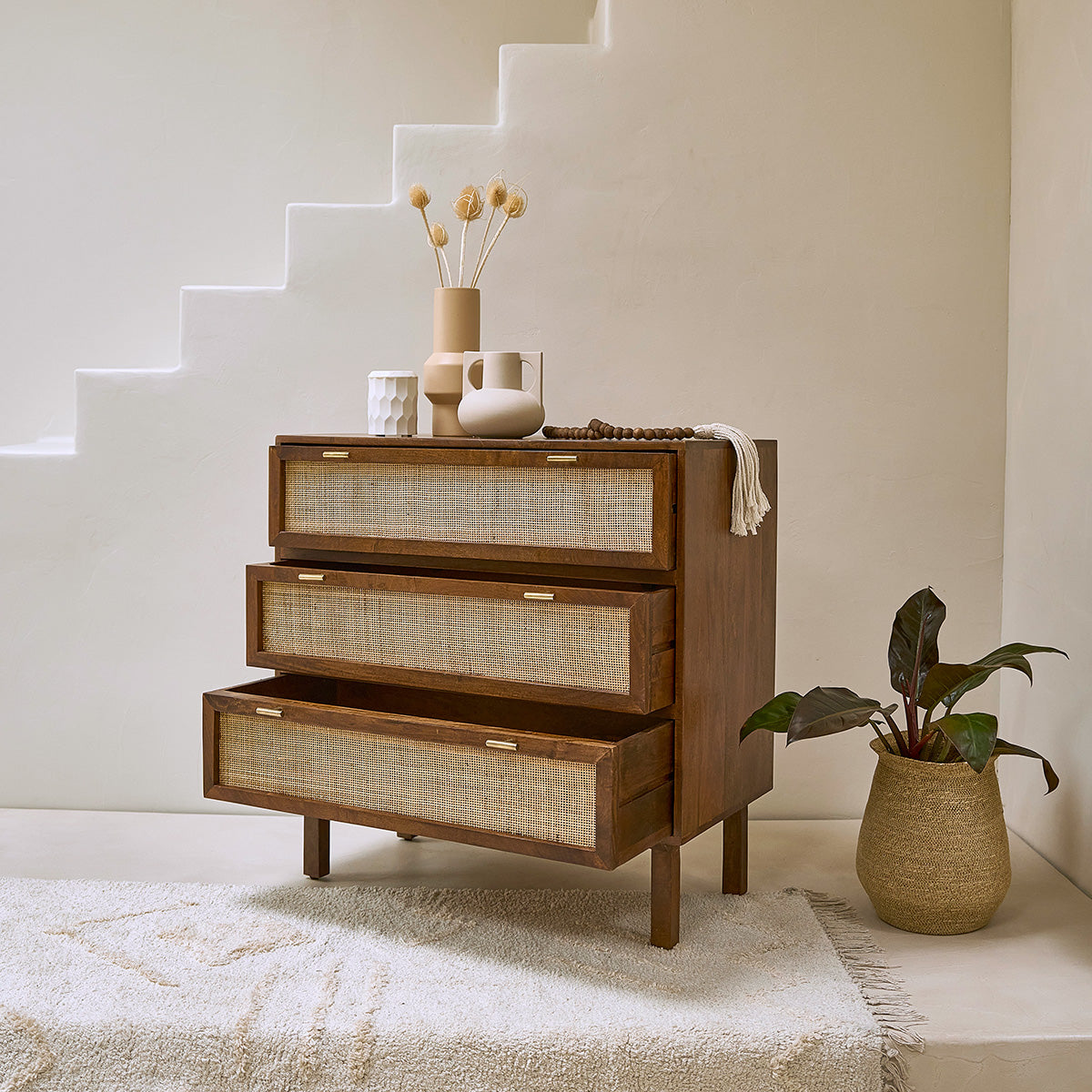 RAPHAEL - Commode en manguier massif et cannage finition noyer 90 cm