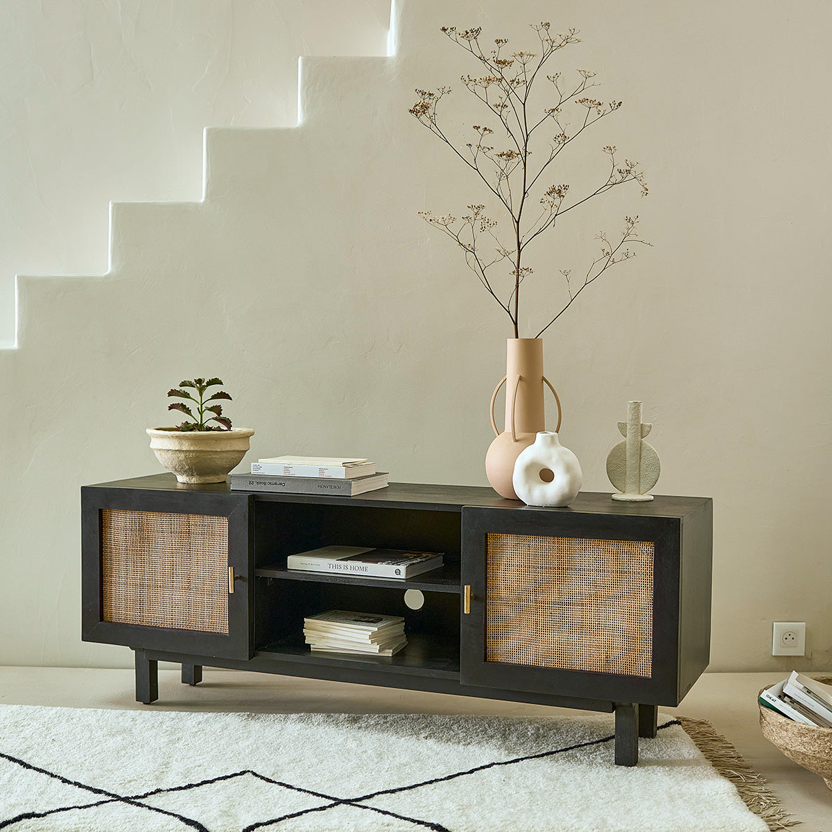 BLAISE - Meuble TV en manguier massif noir et cannage 140 cm