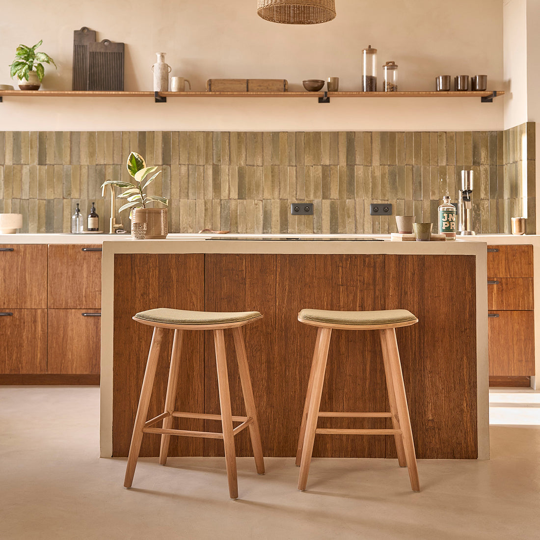 AMBRE - Lot de 2 tabourets de bar en teck massif assise velours côtelé 65 cm