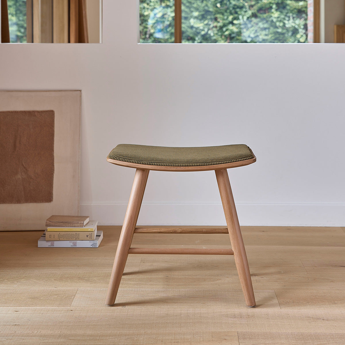AMBRE - Lot de 2 tabourets de bar en bois de teck assise velours côtelé 45 cm