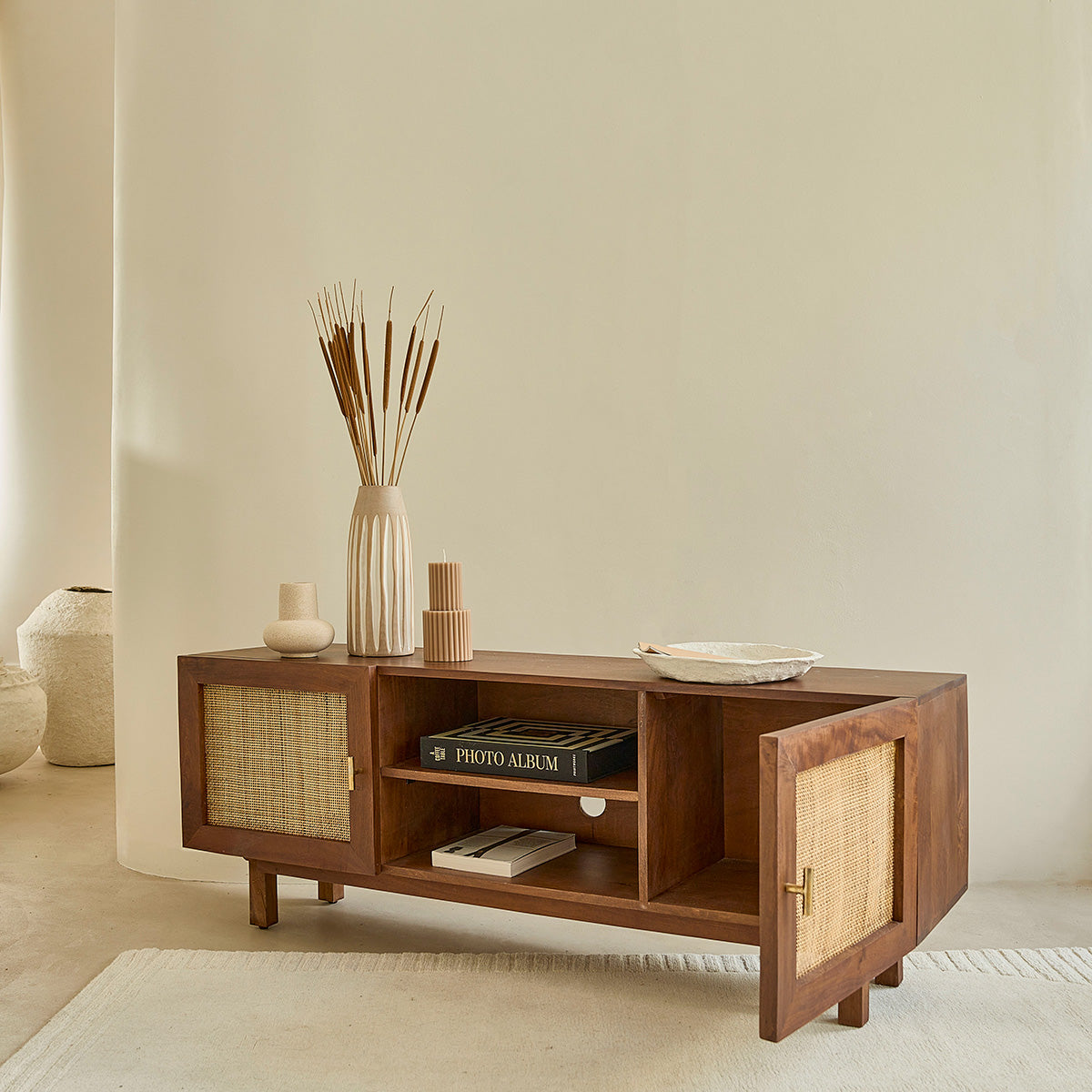 RAPHAEL - Meuble TV en manguier massif finition noyer et cannage 140 cm